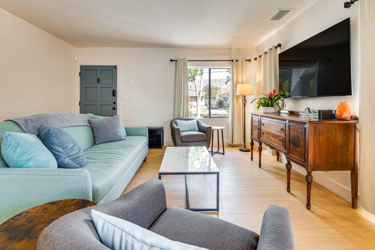 Updated Home w Private Deck 1 Mi to Rose Bowl
