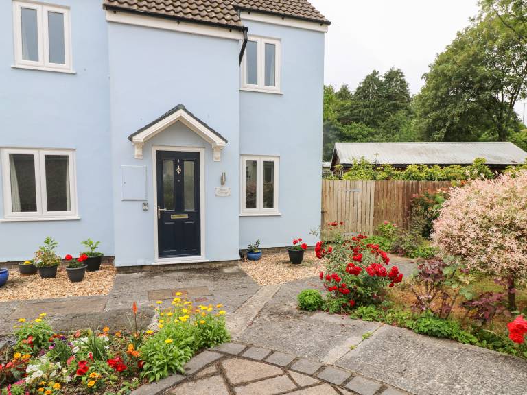 Cottage with garden — photo 2