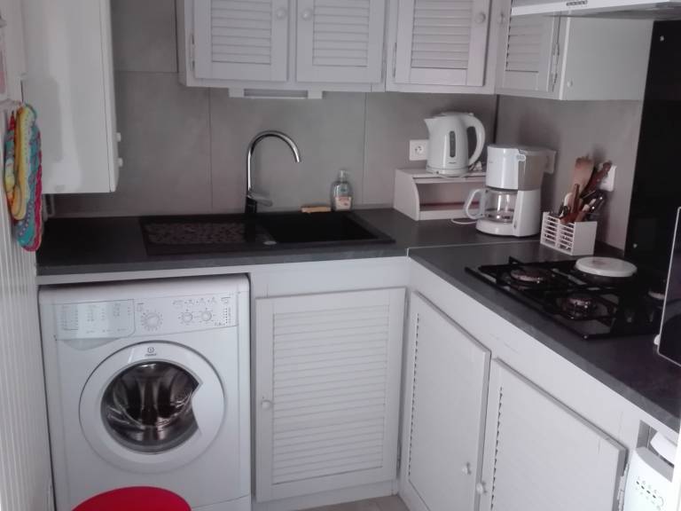 Charming Renovated Home - 3 Bedrooms, Garden, Parking - 15 min Walk to Beach, Shops Nearby — photo 5