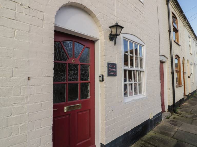 Cottage with garden in Warwick