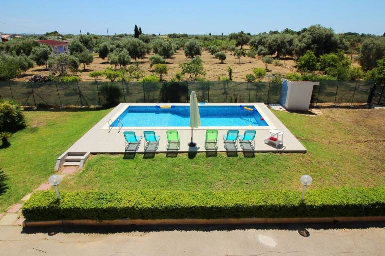 Ample villa with pool, yard & barbeque | Pets allowed — photo 5