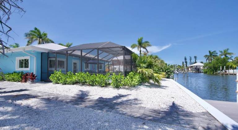 Vacation home with pool — photo 5