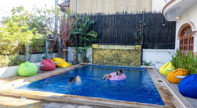 Share Happy Hotel — photo 3