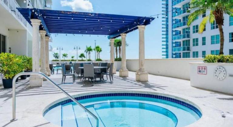 Rental apartment with jacuzzi & pool in Miami, FL