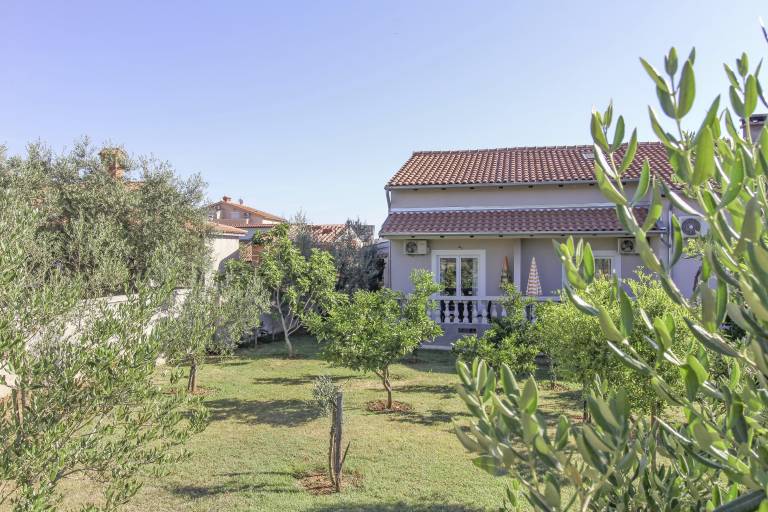 Rental apartment with yard, barbecue & terrace — photo 4