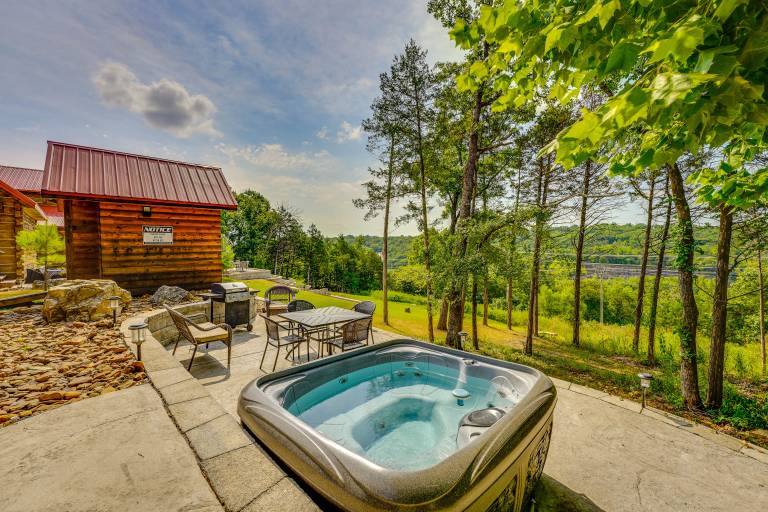 Antler s Point Branson Cabin w Patio & Hot Tub