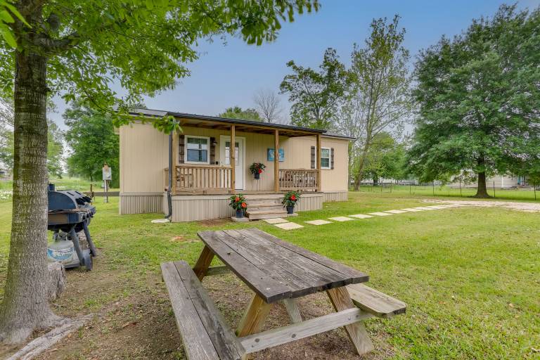 Near Parks & Lakes: Pet-Friendly Winnie Cottage — photo 2
