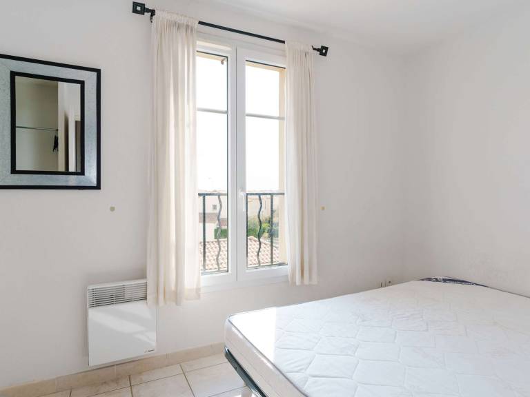 Charming 2-BR Apartment with Pool and A/C, Pet-Friendly, Near Beach, Sleeps 4 — photo 4