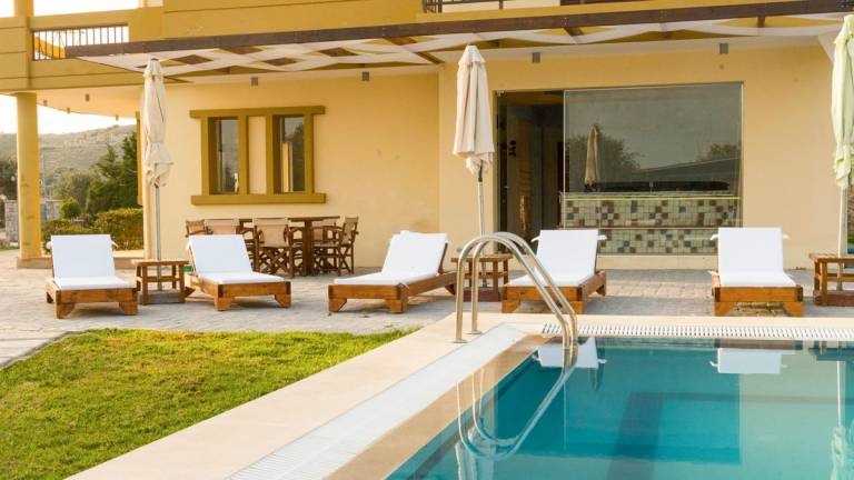 Family-friendly villa with patio, grill & private pool | Pets are welcome — photo 5