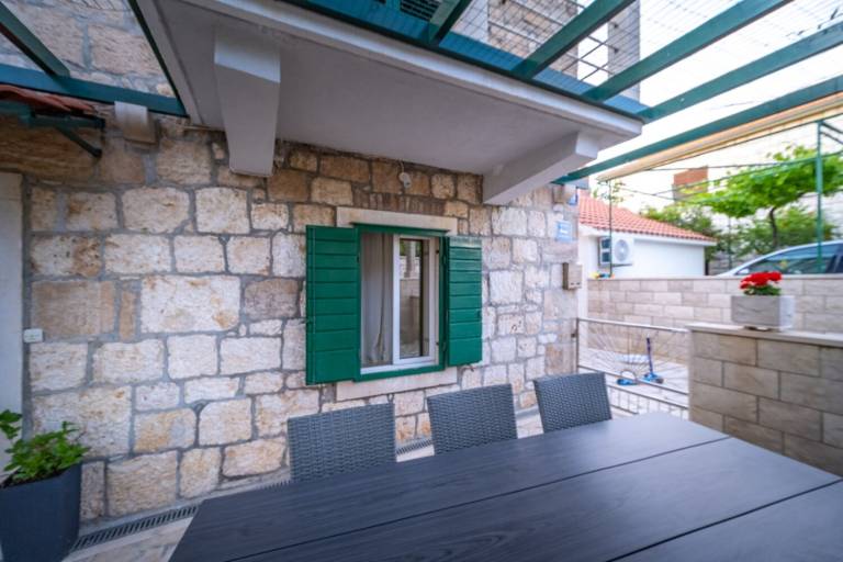 Apartment with garden & patio | Garden view in Supetar