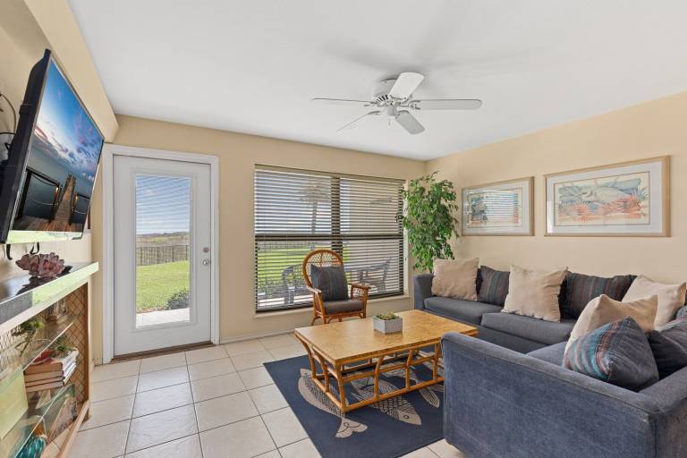Condo with private pool — photo 4