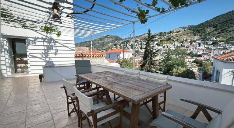 Holiday apartment with patio & yard in Hydra