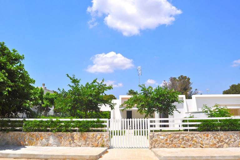 Villa with garden — photo 3