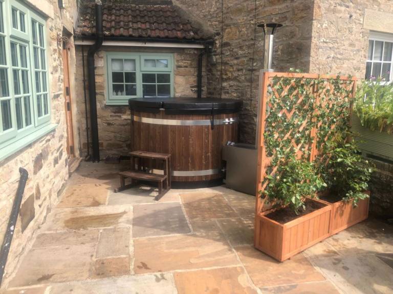 Cottage with jacuzzi & yard — photo 2
