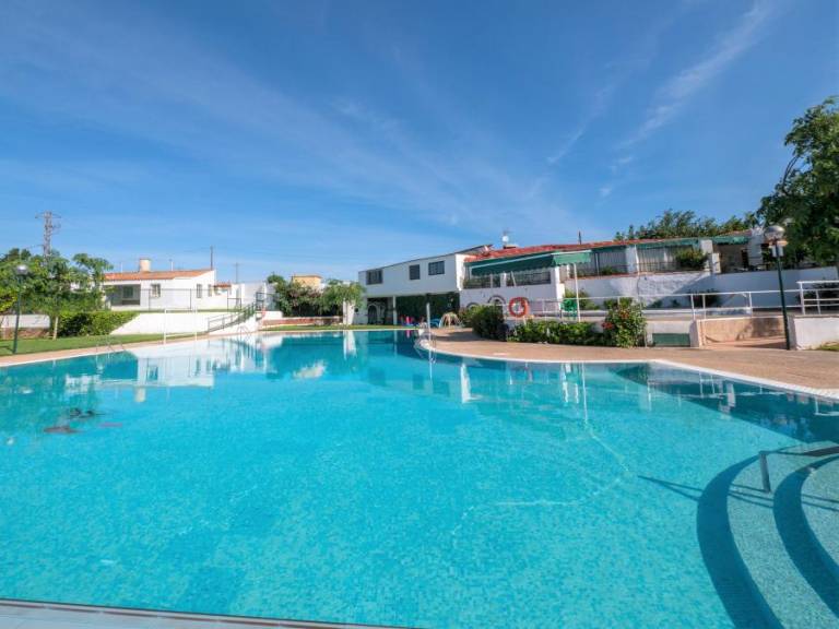 Bungalow with patio & pool in Cambrils