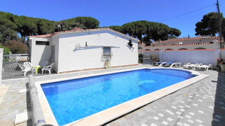 Wonderful villa with yard, private pool & BBQ | Pets allowed — photo 3