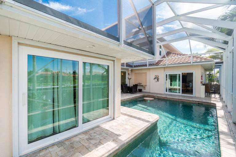 House with private pool & yard — photo 4