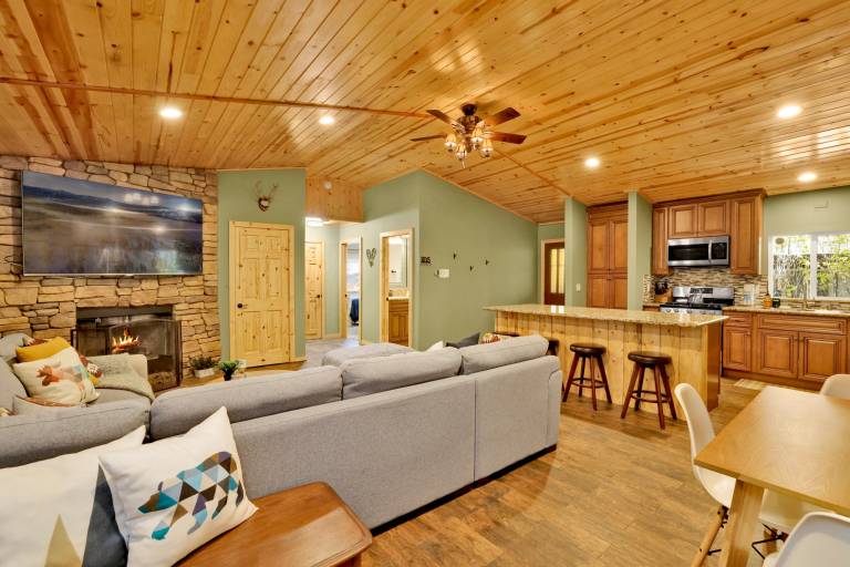 Country Club Cabin Fenced Yard, Dog-friendly cabin in heart of Big Bear with hot tub. — photo 4