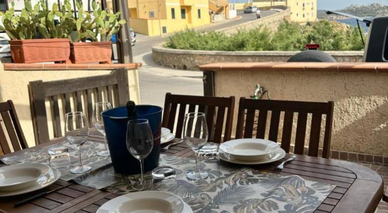Apartment with yard & patio — photo 4