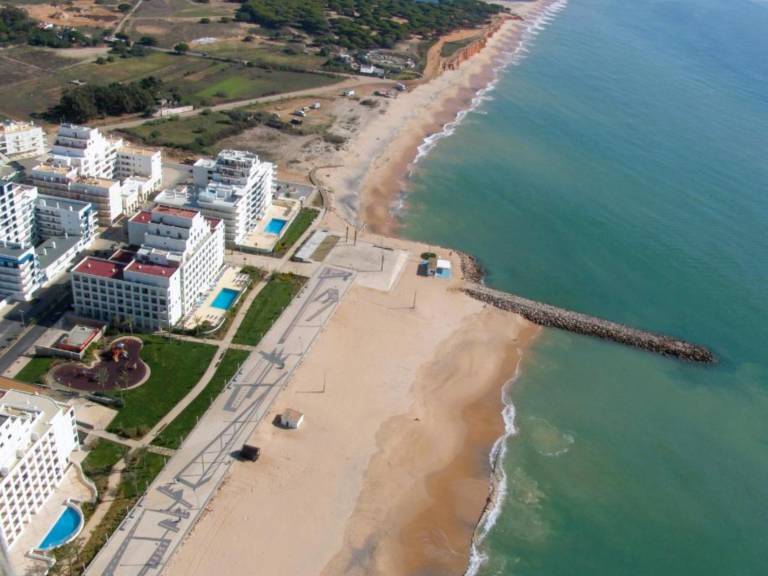 2-Bedroom Beachfront Apartment, Quarteira — photo 4