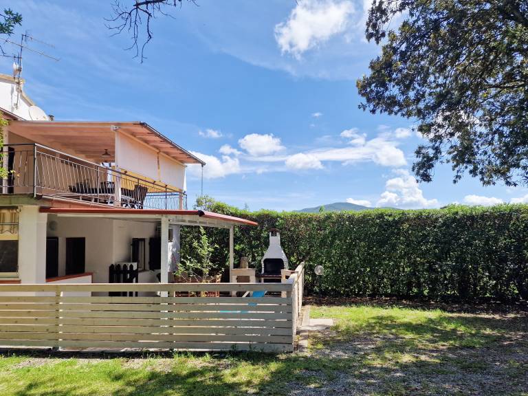 Children-friendly apartment with patio, BBQ & garden | Mountain view | Pet-friendly in Campo nell'Elba