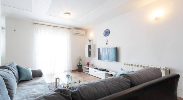 Luxury apartment with garden jacuzzi and wellness — photo 2