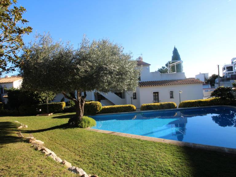 Rental apartment with pool & garden in Llanca