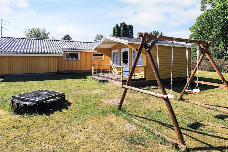 Vacation home with sauna, barbecue & patio — photo 2