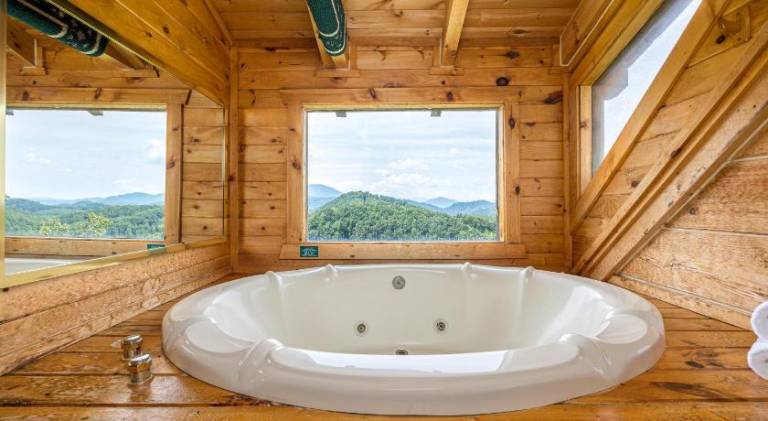 Vacation home with jacuzzi in Sevierville, TN