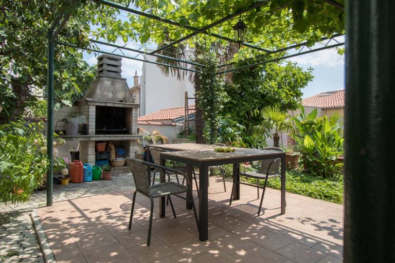 Fully equipped apartment with yard, patio & grill | Garden view | Next to the beach | Dogs allowed — photo 3