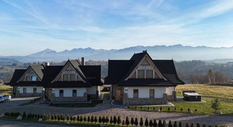 Chalet with terrace, hot tub & yard — photo 5