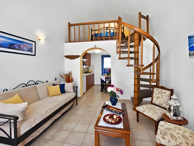 Rental apartment with yard, pool & terrace | Pets are welcome in Santorini