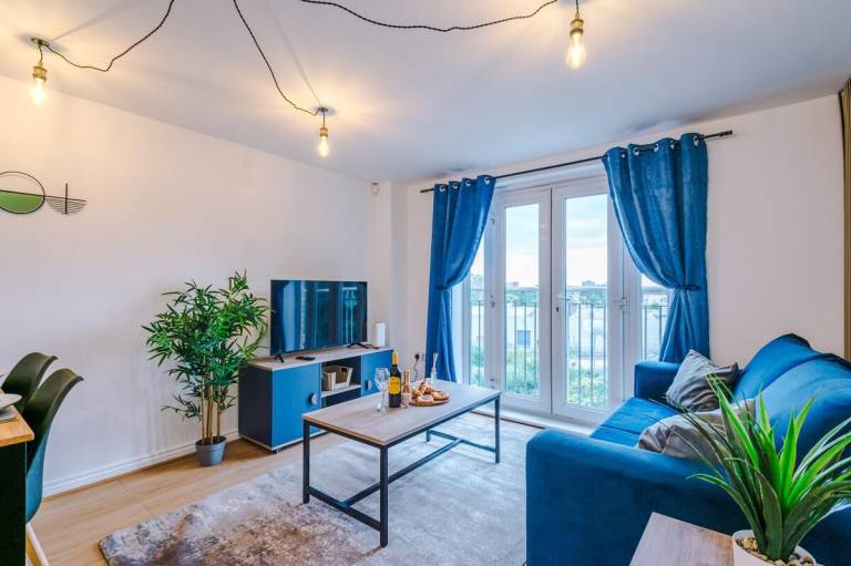 Beautiful vacation home with garden | Near Museum of Science and Industry | Suitable for remote work | Dogs allowed in Salford