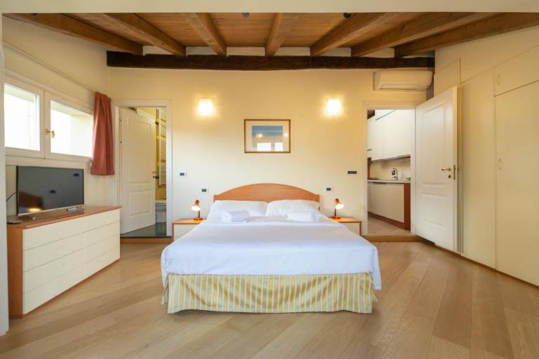 Fully equipped wonderful hostel with patio | Near Two Towers | Pets allowed — photo 2
