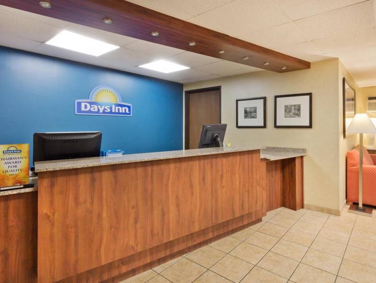 Days Inn Wyndham Rockford I-90 Casino District — photo 4
