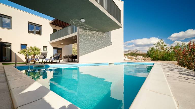 Villa with grill, private pool & patio | Beach view — photo 2