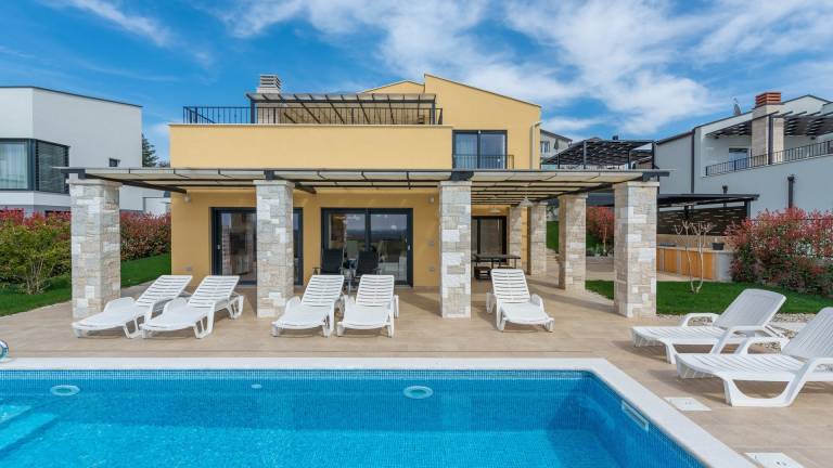 Villa with private pool, yard & grill | Sea view in Umag