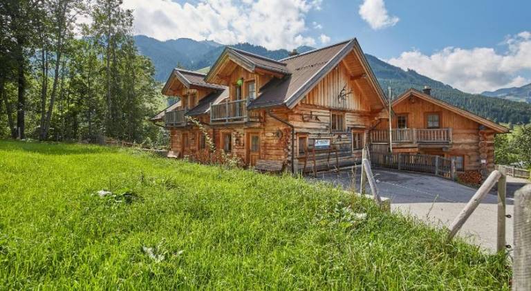Apartment with barbecue, yard & patio in Saalbach-Hinterglemm