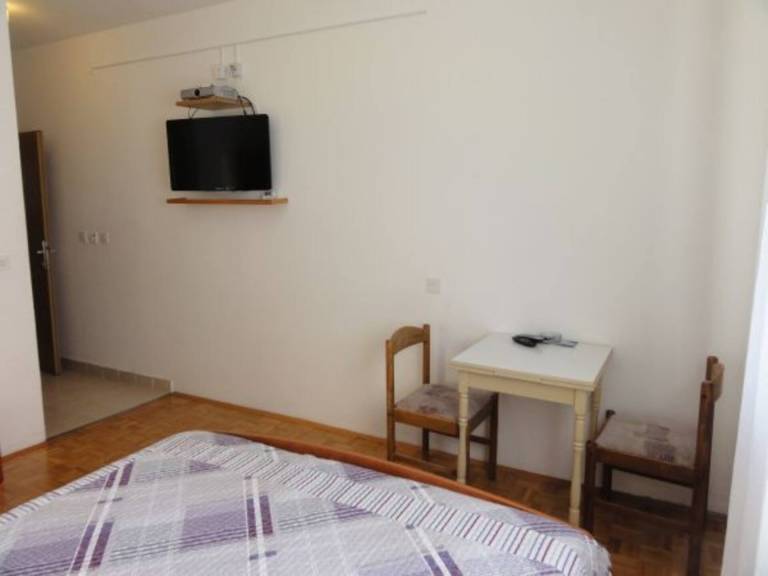 Holiday apartment with garden & patio — photo 2