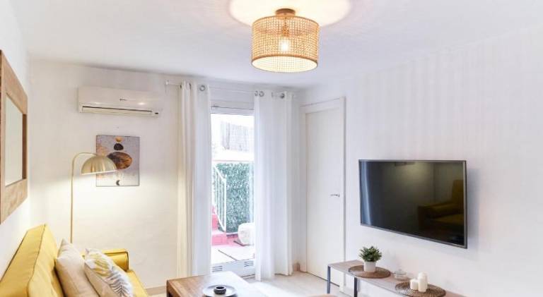 Holiday apartment with patio | Near Magic Fountain of Montjuïc | Pets allowed — photo 2