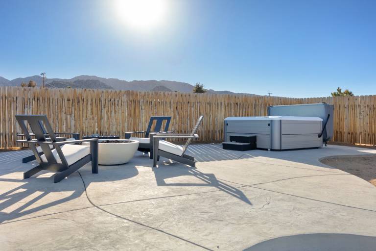 Of Wine & Gods - Hot Tub, BBQ and Fire Pit! — photo 2