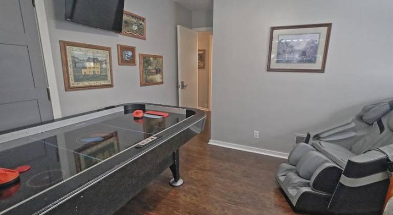 Frankenmuth Dawdy Haus with Hot Tub and Massage Chair 2 blocks from main street — photo 3