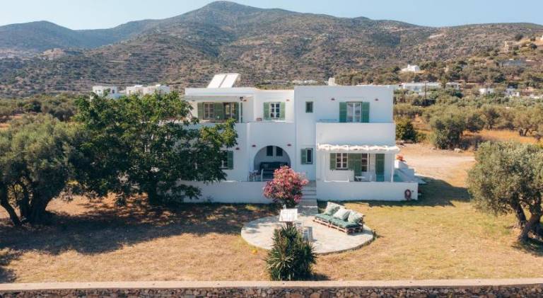Rental apartment with garden & patio in Sifnos