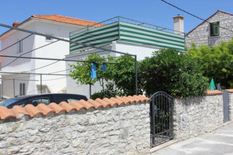 Charming holiday apartment with BBQ & patio | Close to the beach | Pets allowed in Supetar