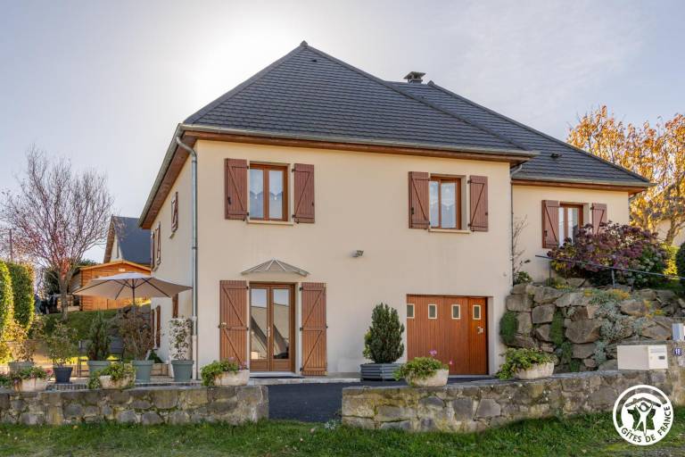 Gite with barbeque, yard & terrace — photo 2