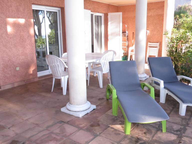 Apartment with yard & pool — photo 4