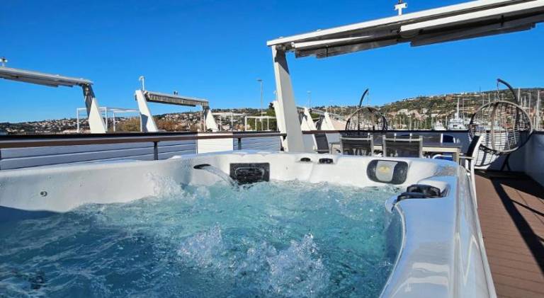 House with jacuzzi & pool in Piran