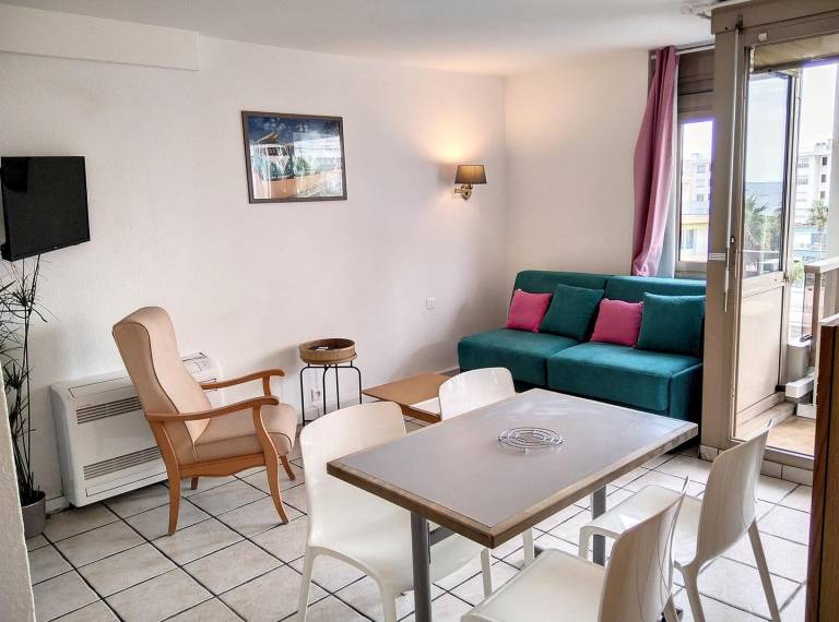 Holiday apartment with terrace & garden — photo 3