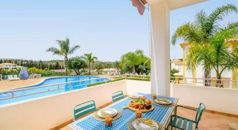Holiday apartment with yard & pool — photo 3