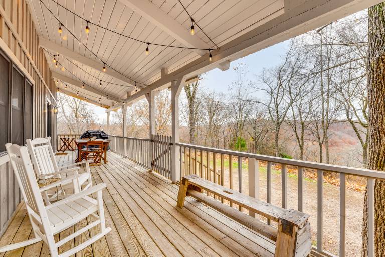 5 Mi to Beaver Lake: Family Cabin w/ Game Room in Eureka Springs, AR